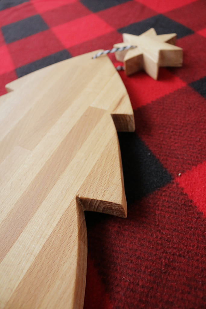 How to Make an Easy Christmas Tree Cutting Board by Bower Power blog